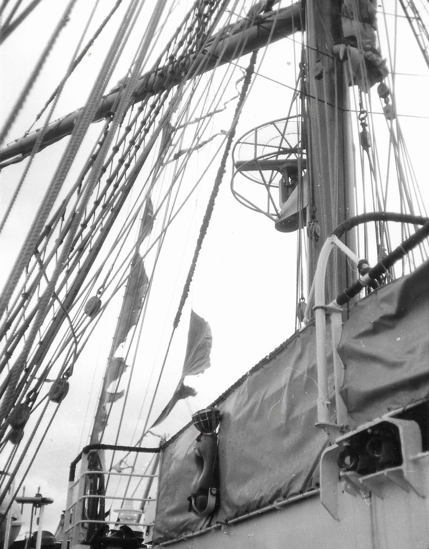 Bild 33_Reste der Vorsegel nach dem Orkan. Foto Roland Gräf.jpg